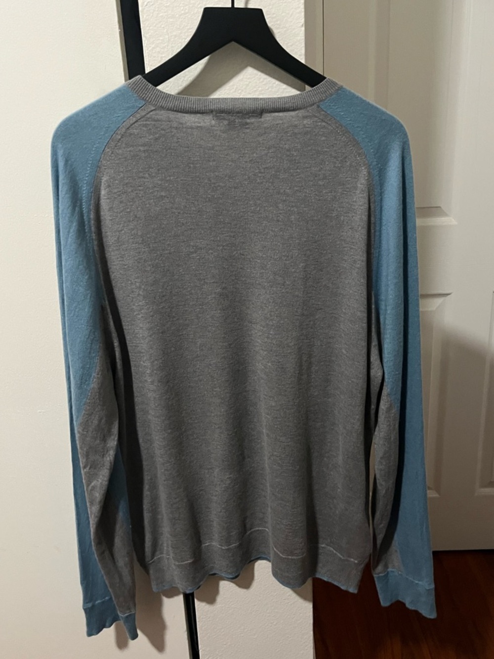 Theory Two-Tone V-Neck Sweater in Cashmere and Silk - Picture 5 of 6